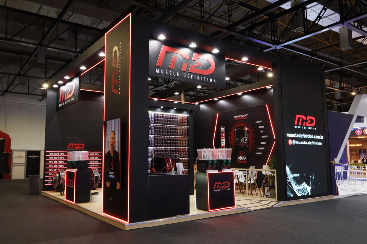 Montagem de Estandes 1 Estande com fachada preta, contornos vermelhos iluminados e exposição de produtos