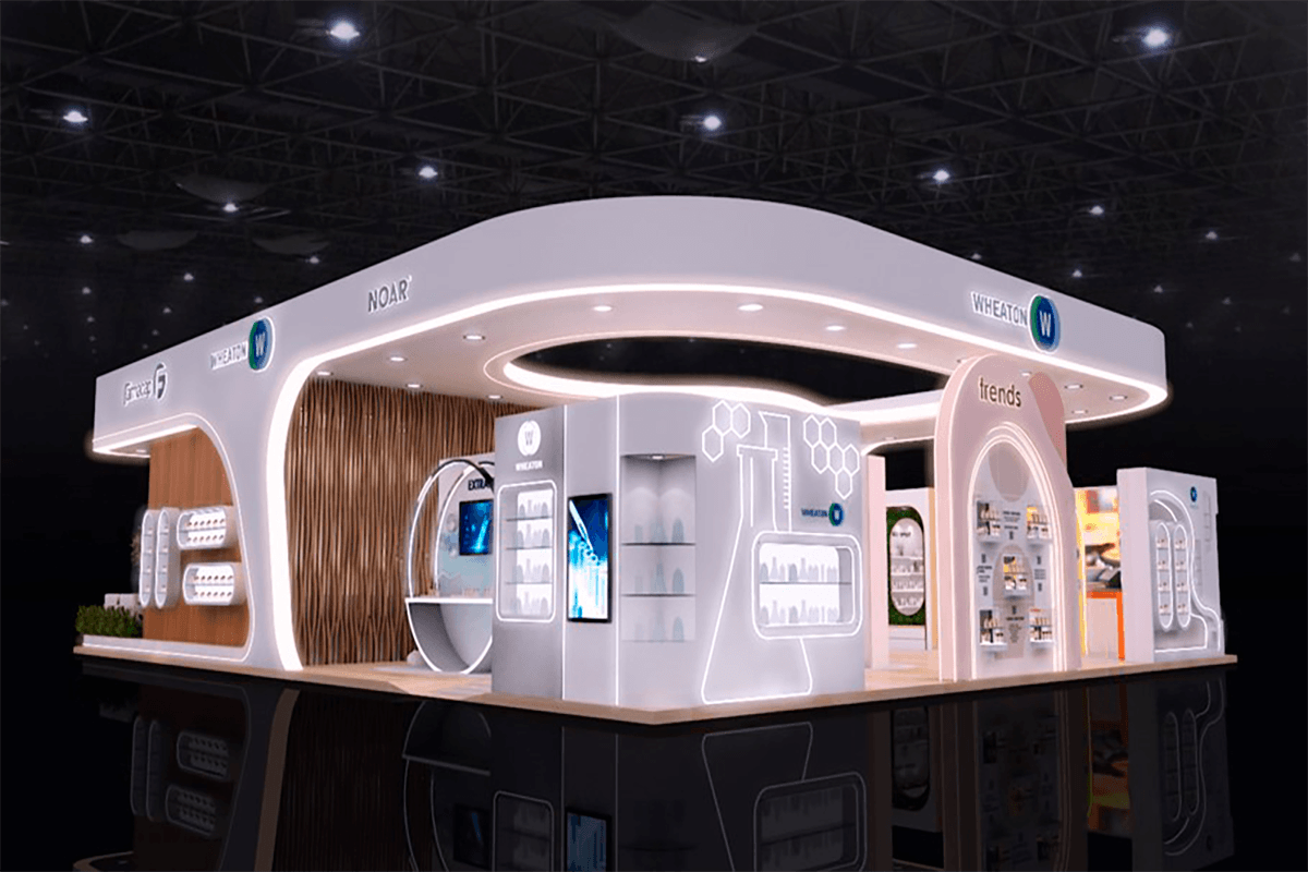 Projeto de estande branco com testeira curva iluminada, vitrines para exposição de produtos e painel com acabamento amadeirado.